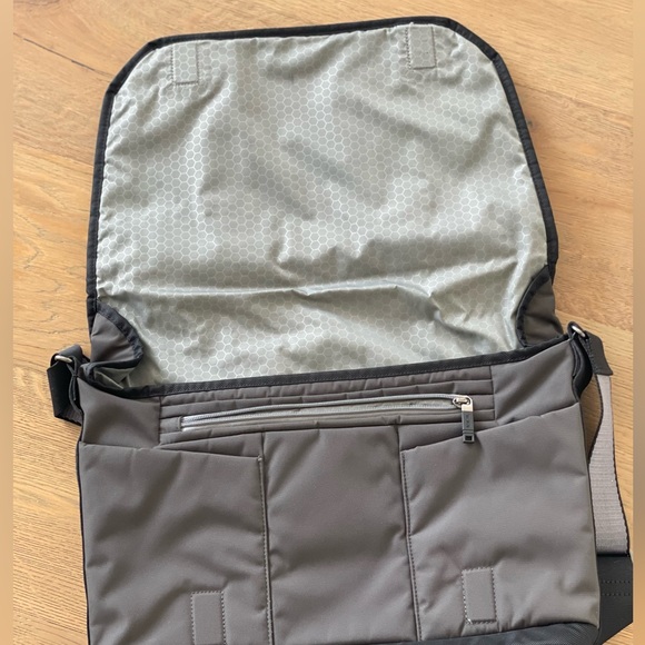 TUMI Grey / Black Nylon Messenger bag - Picture 9 of 10